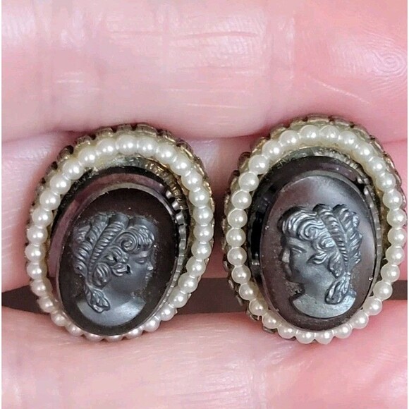 Vintage Black Glass Victorian Intaglio Carved Cameo Faux Pearl CLIP ON Earrings - Picture 7 of 7